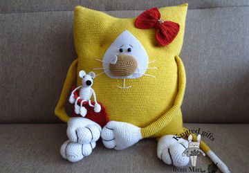 Интерьерная подушка "Кошка с мышкой"