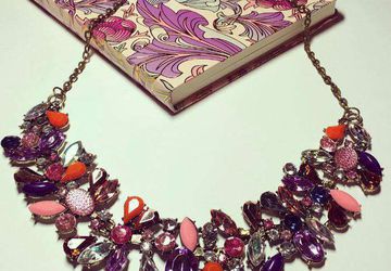 Красное украшение