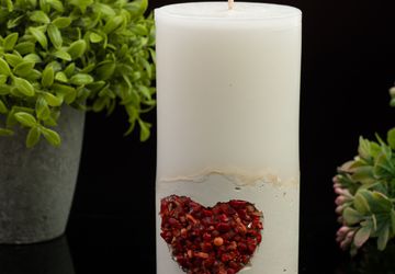 Свеча на бетоне с натуральными кораллами