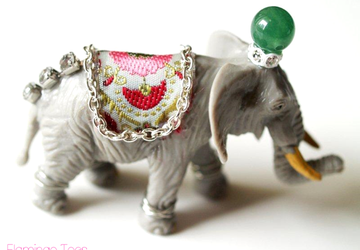 Как из пластиковых игрушек сделать забавные ожерелья.