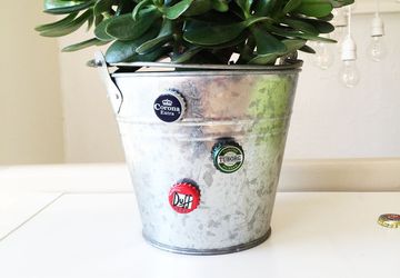 Магниты из пивных крышек.