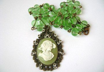 Кулон с камеей "Дама в шляпке"-зелёный