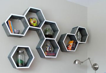 Полки-соты для тех, кто не боится необычных деталей в интерьере
