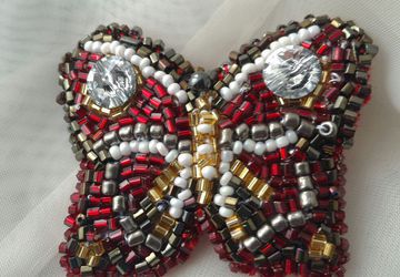 Вышитая брошь-бабочка