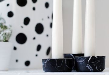 Черные подсвечники с мраморной текстурой