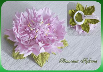 Резинка для волос с цветком из фоамирана.