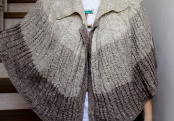 Вязаная накидка на плечи