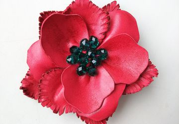 Брошь "Красный цветок"
