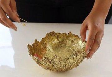 *Блестящая декоративная вазочка*