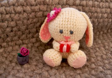 Крольчонок с подарком