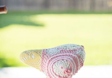 Ажурный чехол на седло велосипеда.