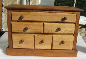 Комодик строгий