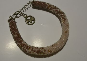 Браслет из бисера двухцветный