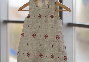 Платье-трапеция из рогожки с воланом (100% хлопок)