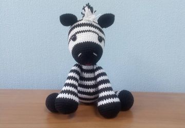Игрушка Зебра связана крючком