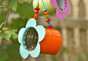 Кормушка для птиц  из консервных банок.