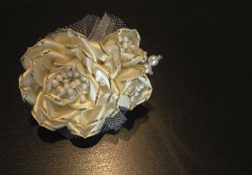 Брошь-бутоньерка.