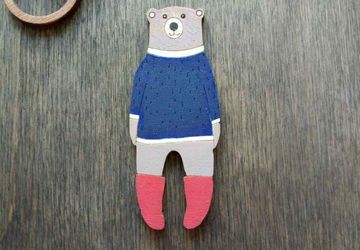 Значок деревянный "Мишка в валенках"