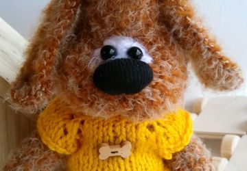 Песик в желтом свитере