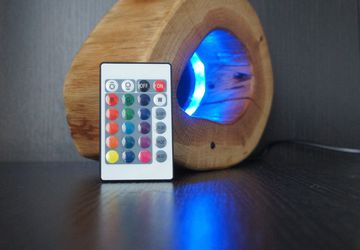 Деревянный настольный светодиодный светильник.