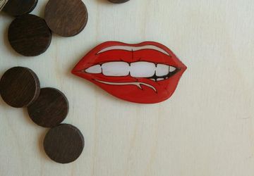 Значок деревянный "Губы"