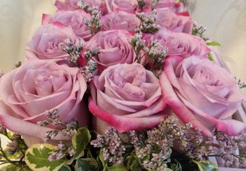 Шикарный букет из роз в эксклюзивном коробе ручной работы