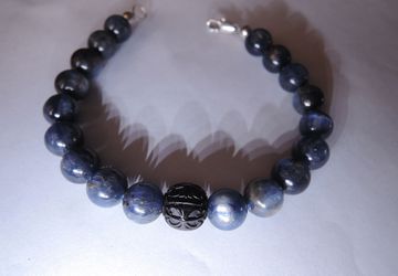 Мужской браслет из кианита с черной стальной бусиной.