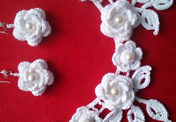 Колье и серьги "белые цветы". В наличии 1 штука.