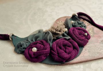 Текстильное ожерелье.