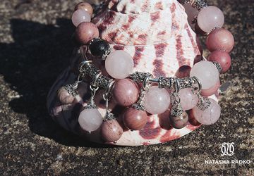 Браслет на замке из натуральных камней