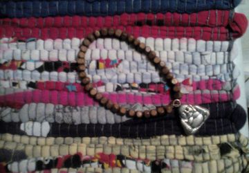 Браслет из деревянных бусин