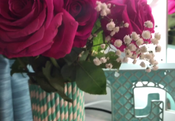 Ваза из коктейльных трубочек.