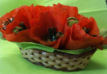 букет из маков с конфетами