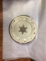Lenox China Solitaire Christmas 9 3/8" Luncheon/Accent Plate (SNOWFLAKE)