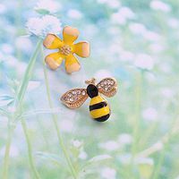 1set Asymmetrical Bee Women Gift Fashion Jewelry Girls Ear Stud Stud Earrings Accessories Design Womens Bright Novelty Pendant Bangle Brides Comfortable Charms