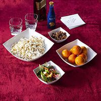 Majestic Settings Disposable White Fancy Square Plastic Serving Bowls for Parties | 5 Pack |Fancy Square Disposable Serving Bowls | Party Snack Bowls | Salad Serving Bowls WHITE, LARGE 64 OZ