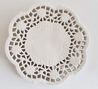 gastro Doilies. 500 Pcs Round Lace Paper Plates on a Table. Diameter 10cm (4 Inches) New