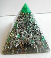 #81 Clear Em.Green Large Pyramid Crystal Orgone Energy Generator 528Hz/7.83Hz/Advance Harmonics (2"H-51mm 3.5"B-89mm, 81 Clear Em.Green)