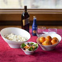 Majestic Settings Disposable White Angled Plastic Serving Bowls for Parties | 5 Pack | Square Disposable Serving Bowls | Party Snack Bowls | Salad Serving Bowls MEDIUM 20 OZ, White