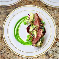 Tableclothsfactory 50 Pcs - White with Gold 9" Round Disposable Plastic Plate - Tres Chic Collection