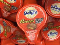 International Delights Reese's Peanut Butter Cup Liquid Coffee Creamer Singles - 50 Count PEANUT BUTTER AND CHOCOLATE IN YOUR COFFEE!