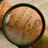 20X Mini Pocket Magnifying Glass Folding Pocket Magnifier Loupe with Rotating Protective Holster Leather Pouch for Reading,Science Class,Hobby (Black)